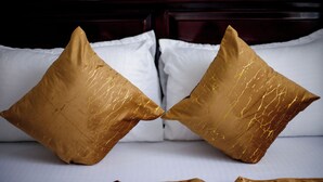 Ein Bett mit zwei Kissen und einer Decke.