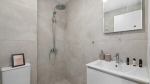 Bathroom - Kritou Tera Boutique Suites - Upper Floor Suite K3 (Paphos)