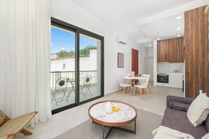 Eine moderne Wohnung mit Balkon, Essbereich, Küche und Wohnzimmer.