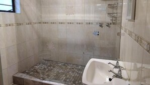 Family Chalet, Patio, Garden View | Bathroom - Klein Paradys (Port Shepstone)
