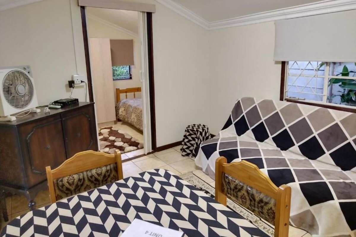 Appartement Classique, patio, vue jardin | Fer et planche à repasser