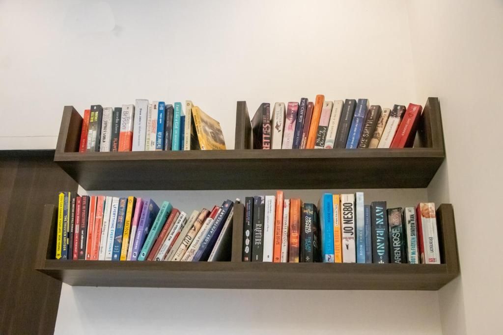 Dos estanterías de madera llenas de libros.