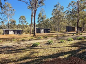 A rural property with three cabins, surrounded by trees and open land. - Villa 1 @ North Peak - A one bedroom villa for two (Pokolbin)
