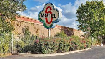 Señal de motel con el número 6 y la palabra 'Motel'.