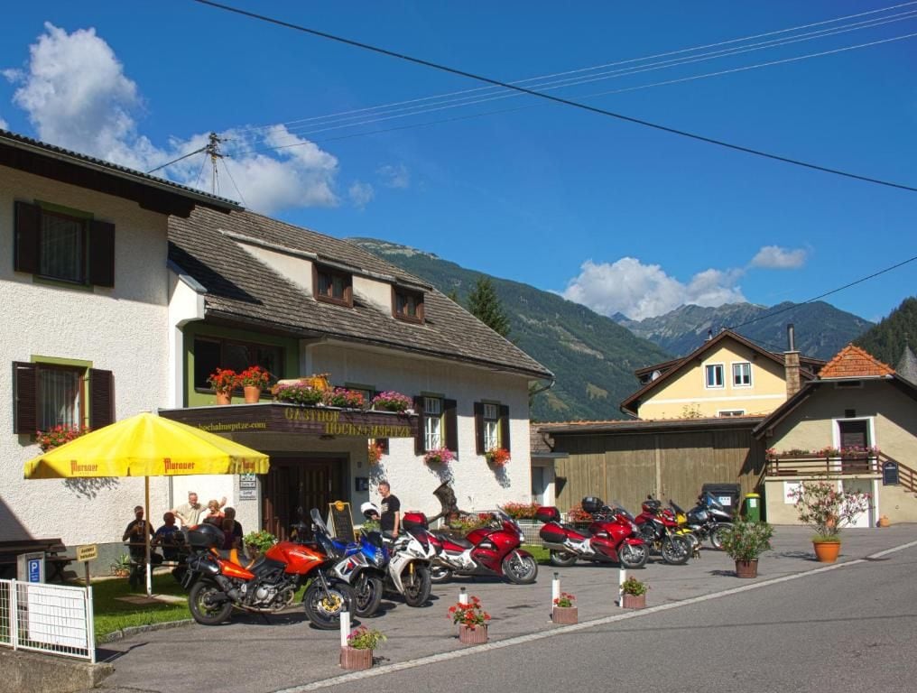 Ein Gebäude mit Restaurant, Außenbereich und abgestellten Motorrädern.