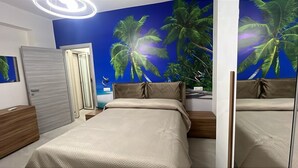 Ein Schlafzimmer mit einem Bett, einem Nachttisch, einem Spiegel und einer Tür.