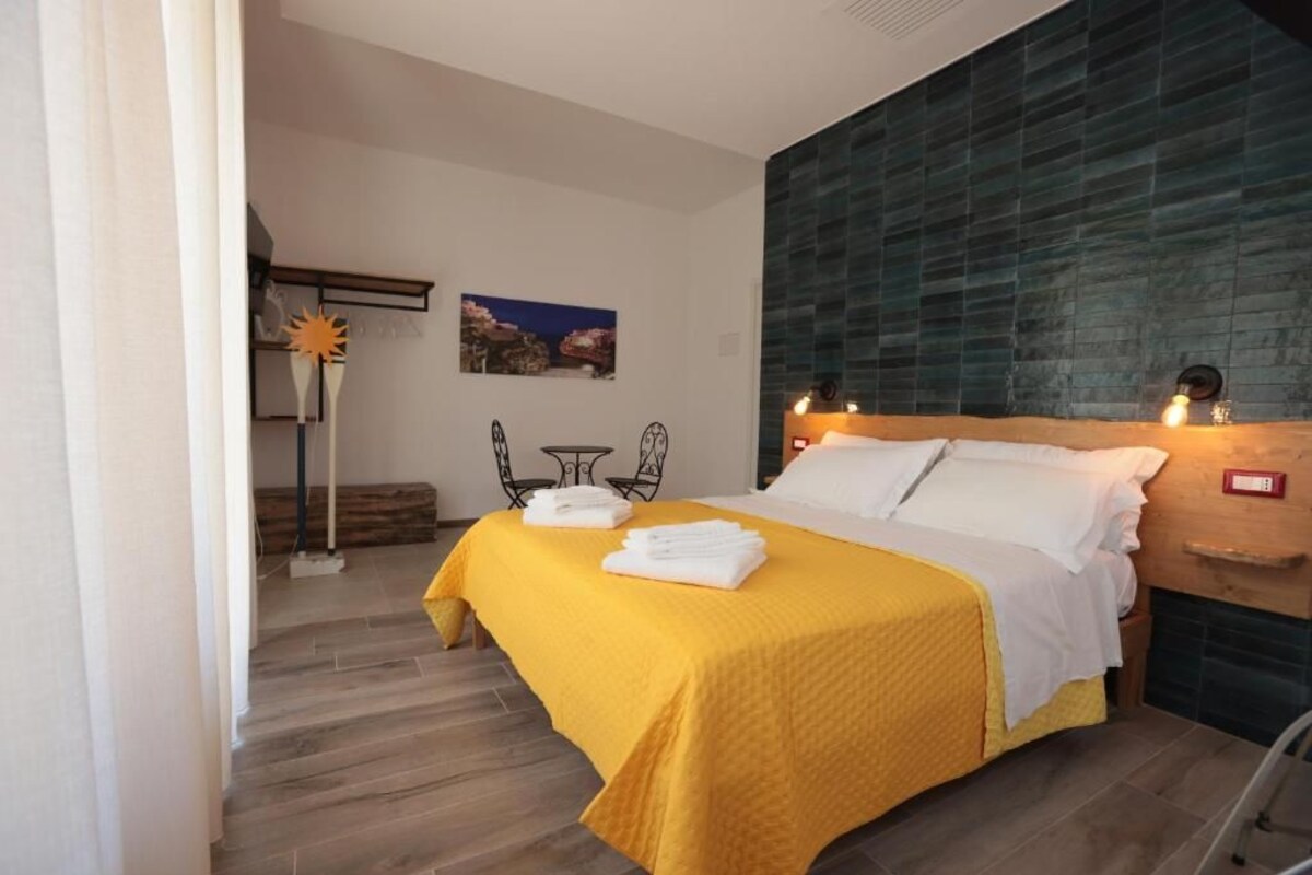 Quarto casal luxo, 1 cama de casal e sofá-cama, varanda, vista para o jardim | Ferros/tábuas de passar roupa, Wi-Fi de cortesia
