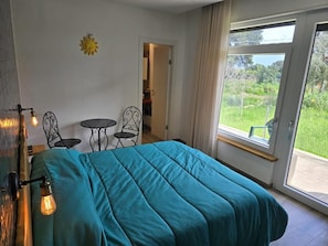 A bedroom with a bed, a window, and a view of the outdoors. - Racconti di Puglia B&B (Polignano a Mare)