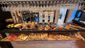 Daily buffet breakfast for a fee - Hotel Henko (Portomarín)