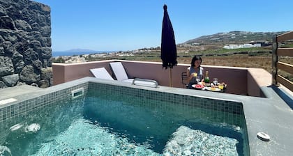 Luxurious villa with outdoor jacuzzi with panoramic views of Santorini!