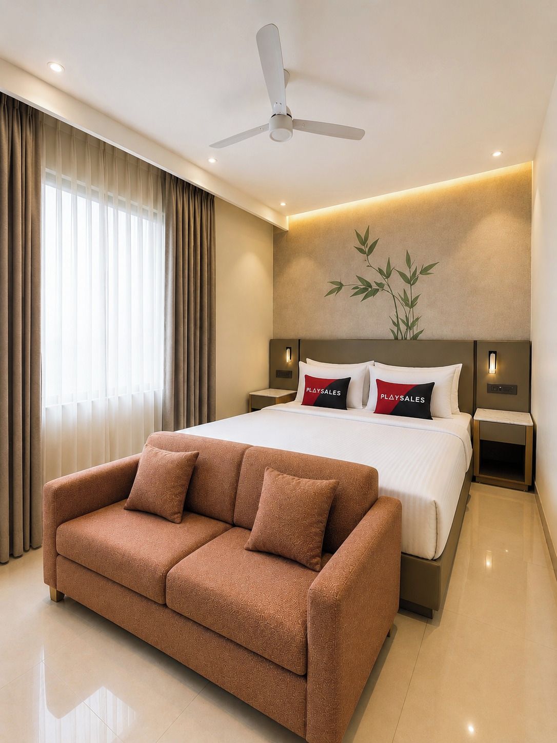 Ein modernes Hotelzimmer mit einem großen Bett, einem Standventilator, einer Wandlampe und einem Sofa.