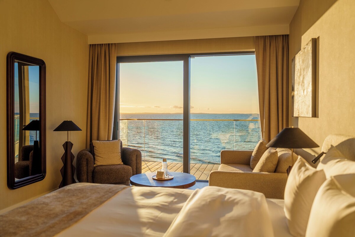 CALM PANORAMIC SEA VIEW | Bộ đồ giường kháng dị ứng, minibar, két bảo mật tại phòng, bàn 