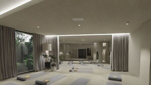 Un estudio de yoga con colchonetas dispuestas en filas, ventanas amplias y una paleta de colores neutros.