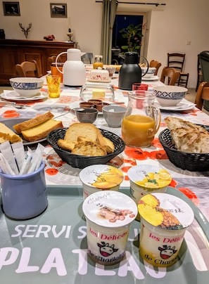 Un buffet de petit-déjeuner proposant une variété d'aliments et de boissons.