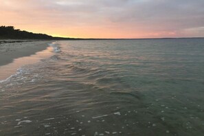 A beach with clear water and a calm sea. - Holiday apartment in Glowe with swimming pool (Glowe)
