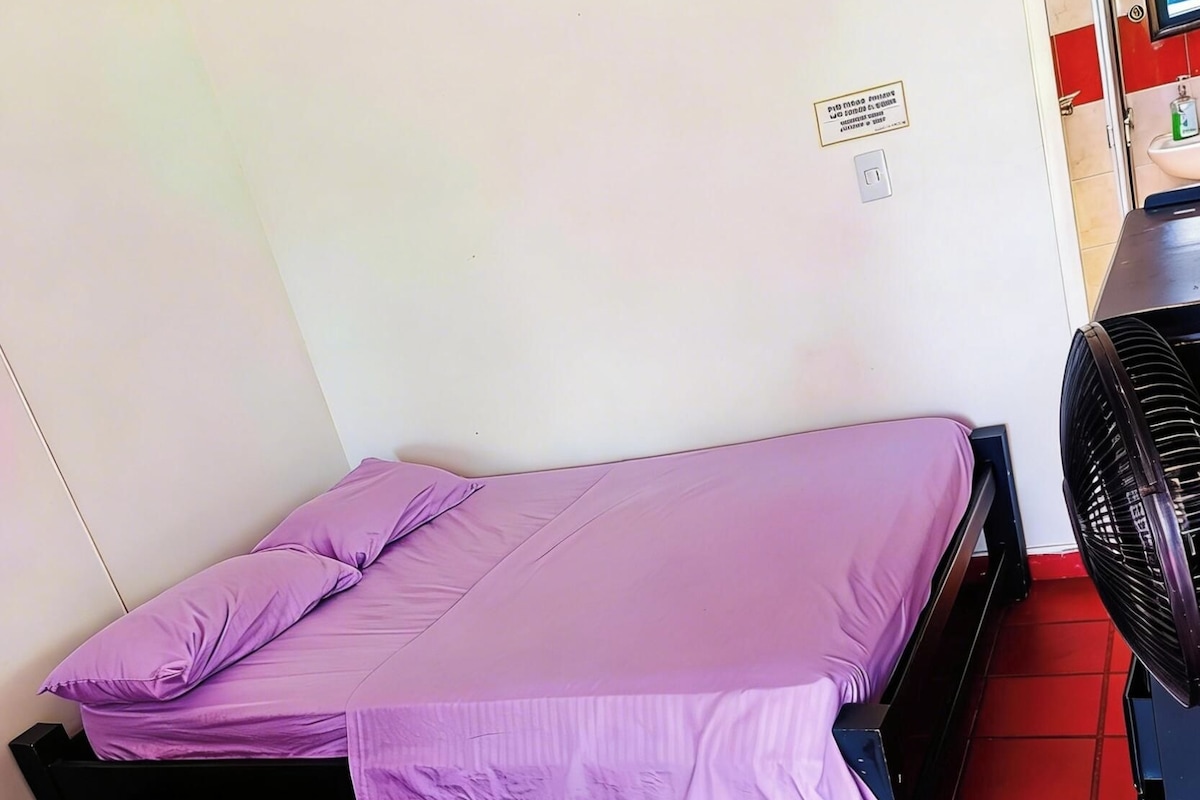 Phòng đôi hoặc 2 giường đơn tiện nghi đơn giản, quang cảnh vườn | Khu vực làm việc phù hợp cho laptop, màn/rèm cản sáng 