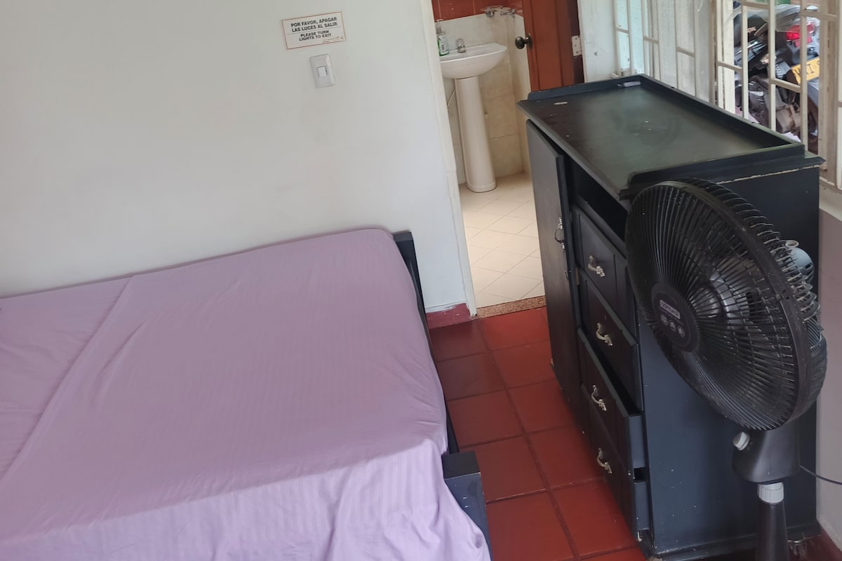 Habitació quàdruple estàndard, vistes al jardí | Espai de treball apte per a portàtils i cortines opaques