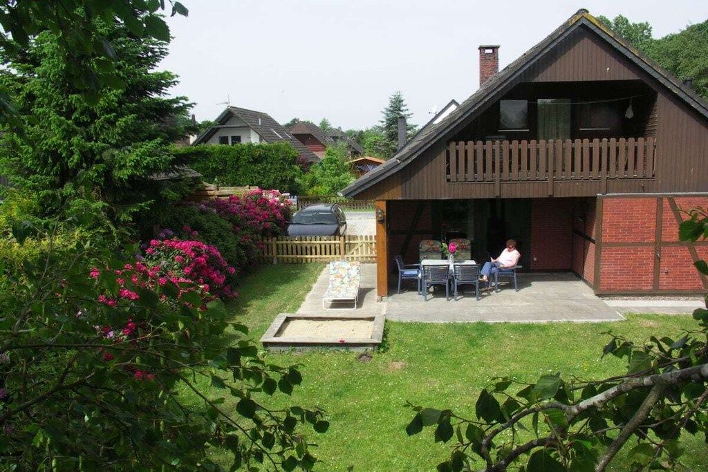 Il s’agit d’une propriété résidentielle dotée d’une cour arrière clôturée, d’une terrasse avec mobilier d’extérieur et d’une plateforme en bois.
