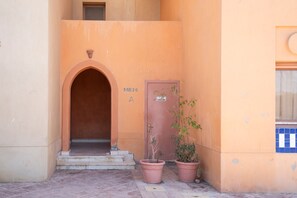 A building entrance with a door marked 'MB26' and an archway. - New Marina View Apartment El Gouna (El Gouna)