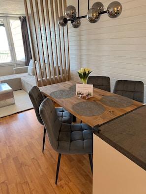 Dining - Panorama-Apartment im Schwarzwald I Terrasse & Pool (Sasbachwalden)