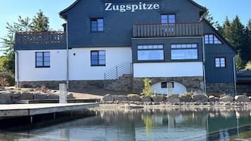 Ein Gebäude mit einem Schild, auf dem 'Zugspitze' steht, in der Nähe eines Gewässers.