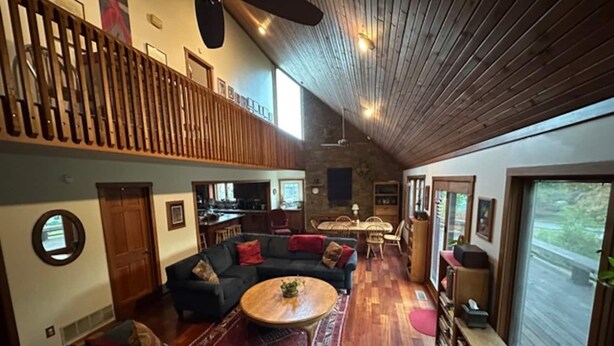 Living area - Beautiful 3 bedroom home on a quiet street near IU (Bloomington)