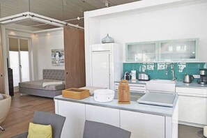 A compact living space with a kitchenette, a bed, and a dining area. - Holiday apartment with 1 bedroom (Sellin auf Rügen)