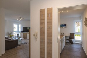 Ein modernes Interieur mit einer Küche, einem Essbereich und einem Wohnbereich.