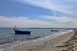 A beach with boats and a clear sky. - Holiday apartment with 2 bedrooms (Scharbeutz\/Haffkrug)