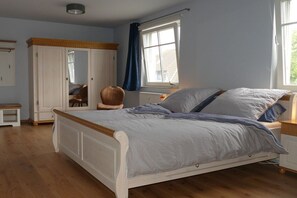 A bedroom with a bed, wardrobe, and a window. - Holiday apartment with 1 bedroom (Zingst)