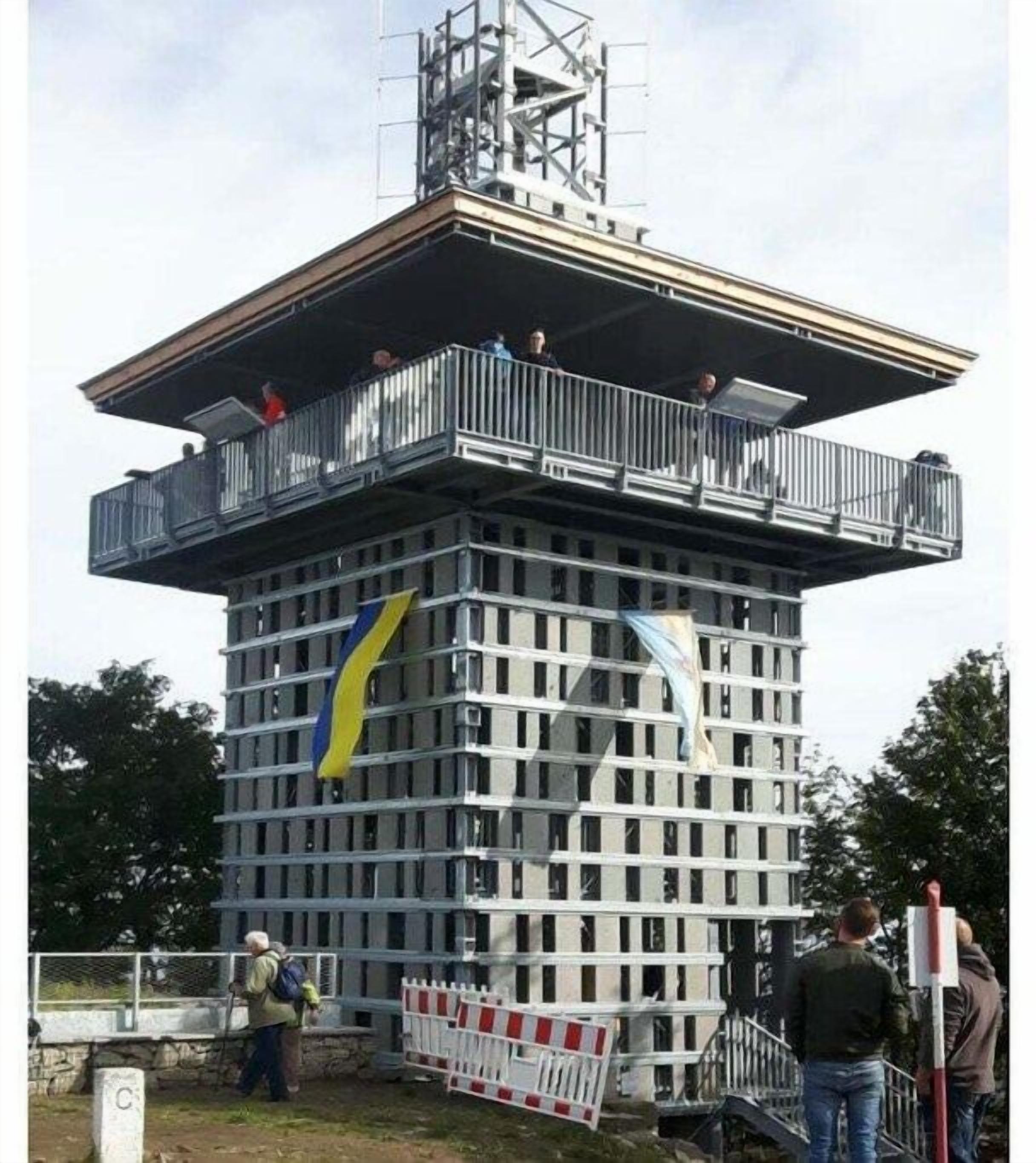 Un immeuble à plusieurs étages doté d’un balcon au dernier niveau.