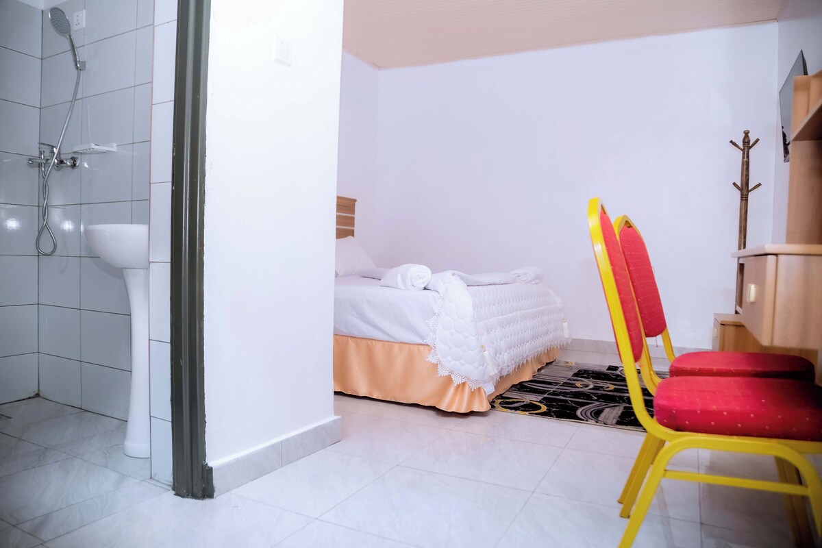 Single Room | Desk, laptop workspace, iron/ironing board, free WiFi