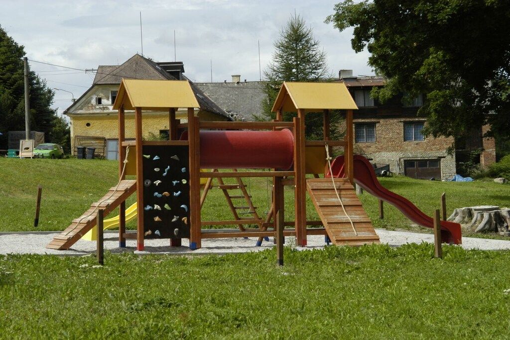 Ein Spielplatz mit Rutsche und Klettergerüsten.