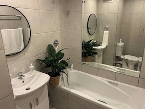 Bathroom - Studio 304 at The Majestic (Cape Town)