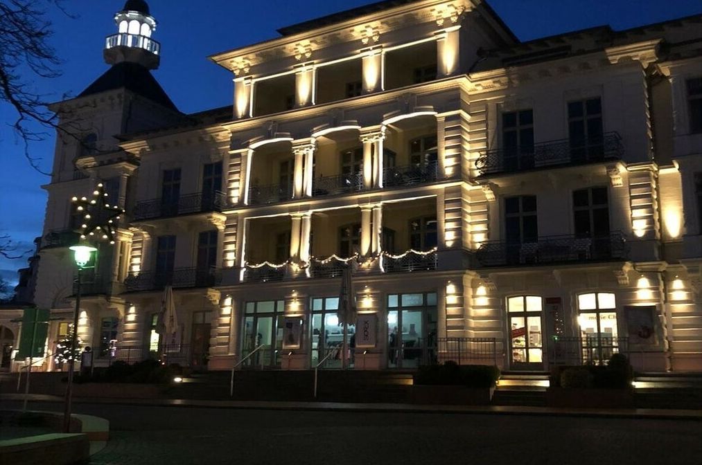 Un bâtiment historique doté de nombreux balcons et d’une tour imposante.