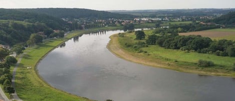 Ein Fluss schlängelt sich durch eine Landschaft, gesäumt von Häusern.