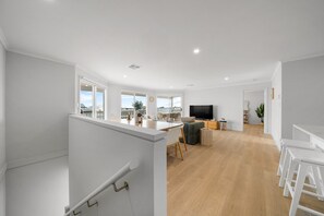 Een modern appartement met keuken, eetgedeelte en woonkamer.