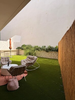 A patio with a round table, two chairs, and a small bean bag. - One-bedroom apartment with a large terrace near Avenida da Liberdade (Lisboa)