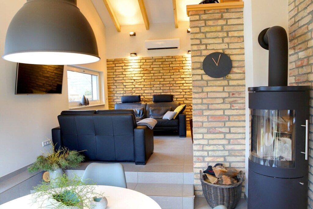 Una sala de estar moderna con chimenea, un sofá y un comedor.