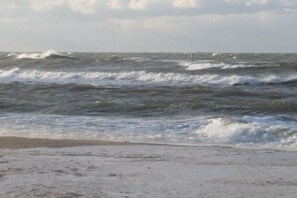 Ein Strand mit ankommenden Wellen.