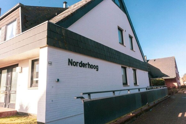 Un edificio bianco con la scritta 'Norderhoek' sul lato.