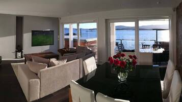 Villa, 3 Bedrooms, Balcony | Living room | Books