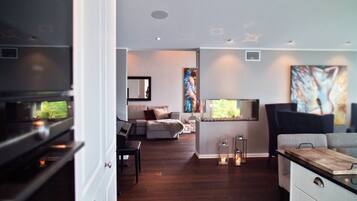 Villa, 3 Bedrooms, Balcony | Living room | Books