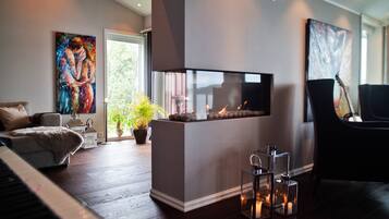 Villa, 3 Bedrooms, Balcony | Living room | Books