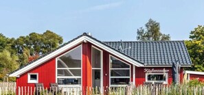 A red building with a sloped roof and large windows, labeled 'Kiistenzauken.' - Holiday home with 3 bedrooms (Schönberg - Kalifornien)
