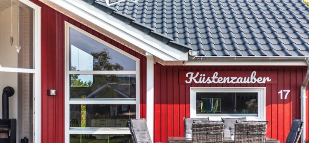 Un edifici vermell amb un cartell que diu 'Küstenzauber 17'.