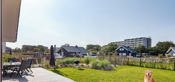 Uma área residencial com casas, um deck e um cachorro.