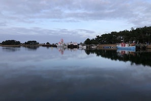 A calm body of water with boats docked along the shore. - Stemsperle upper floor (Prerow)