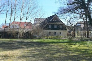 A residential area with houses, a grassy lawn, and leafless trees. - Holiday apartment with 1 bedroom (Prerow)
