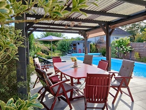 Outdoor dining - Vrbo Property (Mertzwiller)